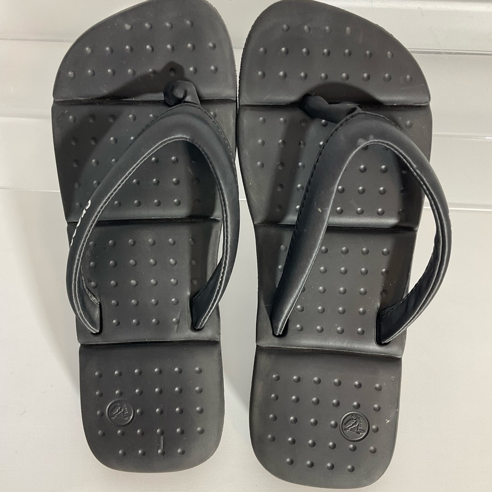 Crocs Women’s Black Flip Flops Padded Footbeds & In Between Toe Straps Size 6.